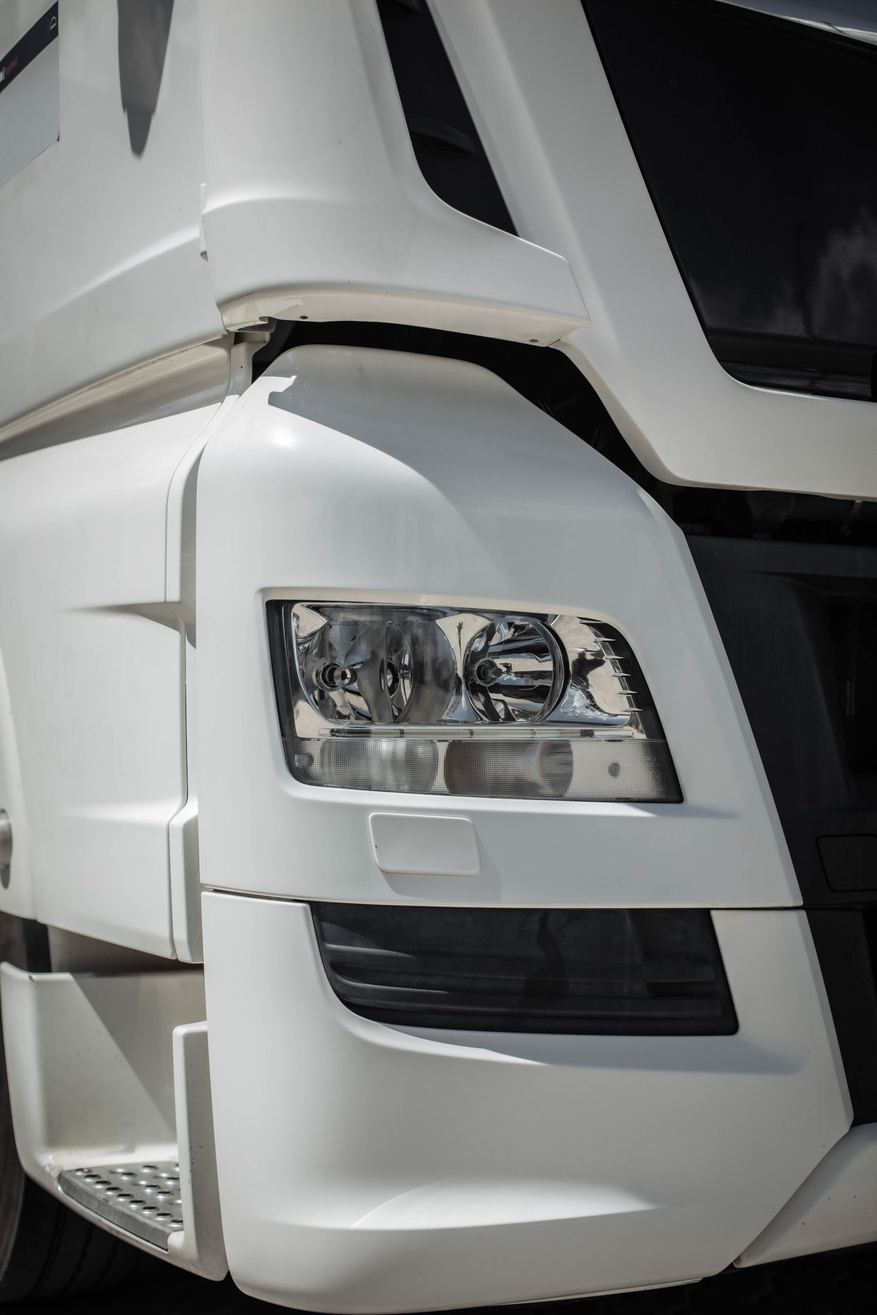 10_head_lamp_side_view_1987374323664cc22683473